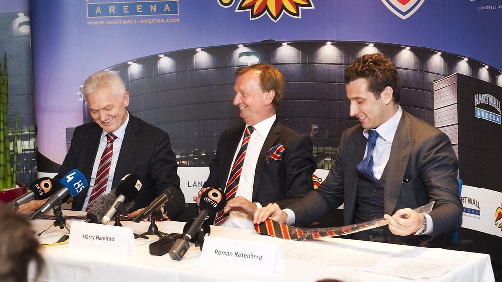 Gennadi Timtshenko, Hjallis Harkimo ja Roman Rotenberg Jokerien tiedotustilaisuudessa vuonna 2013, jolloin kotihalli Hartwall-areena oli myyty venäläisille liikemiehille.