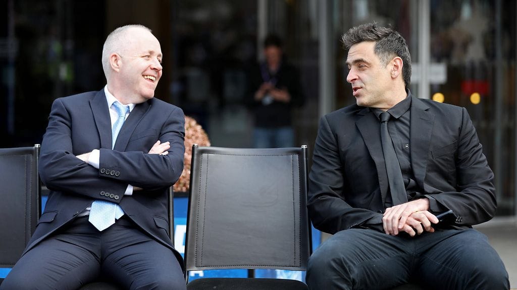 John Higgins (vasemmalla) ja Ronnie O'Sullivan kohtaavat jälleen – tällä kertaa MM-välierässä. Heidän toistaiseksi ainoa MM-finaalikohtamisensa on vuodelta 2001, jolloin O'Sullivan oli parempi 18–14.