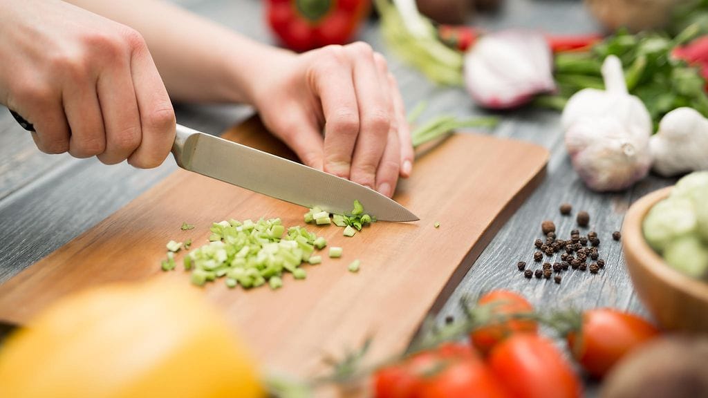Pidä veitset terävinä ja esivalmistele ruokia, neuvoo 15 vuotta alalla työskennellyt kokki.