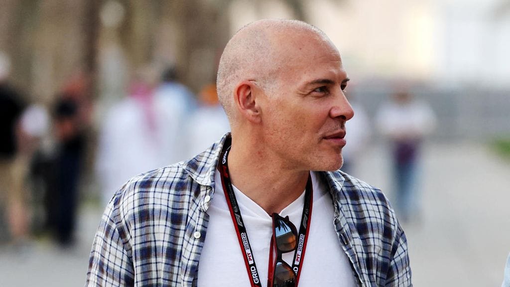 F1-mestari Jacques Villeneuve vihjailee, että Lewis Hamilton ei välttämättä ajaisi kautta loppuun.