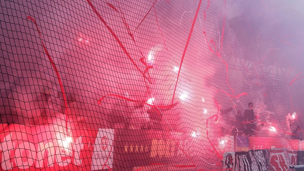 HJK:n ja HIFK:n ensimmäisessä Stadin derbyssä oli reilut 7000 katsojaa. Kuva HIFK:n kannattajapäädystä.