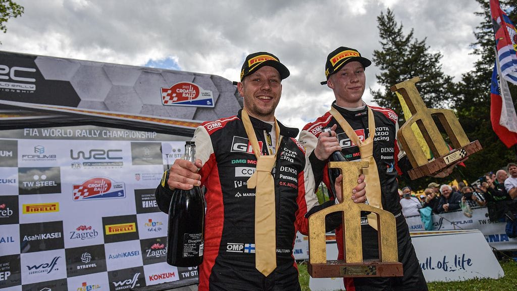 Kalle Rovanperä juhli voittoa Kroatian MM-rallissa.