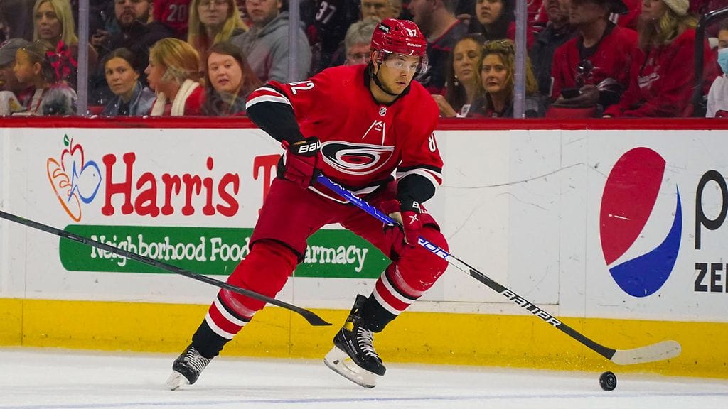 Jesperi Kotkaniemi palasi NHL-kaukaloon tehokkaasti.