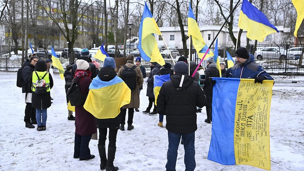 Ihmiset osoittivat mieltä Venäjän suurlähetystön edessä Tukholmassa Venäjän hyökättyä Ukrainaan helmikuussa