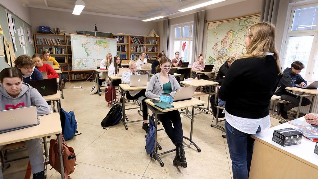 Kuvituskuva. Opettaja Annika Tulonen opetti suomea lukion 2. luokkalaisille ruotsinkielisessä Björneborgs svenska samskolanissa Porissa 1. joulukuuta 2021.