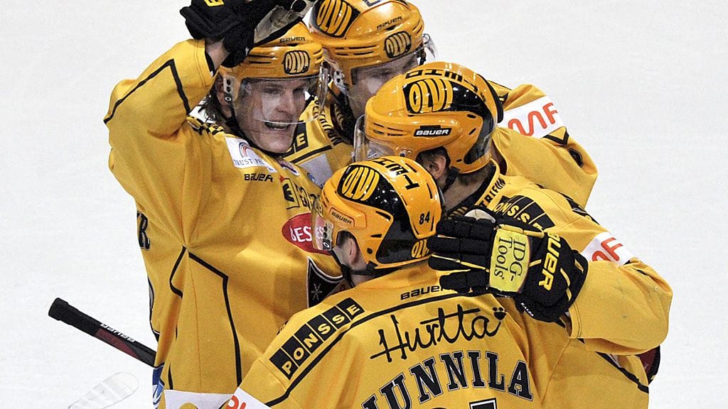 KalPan pelaajat juhlivat maalia.