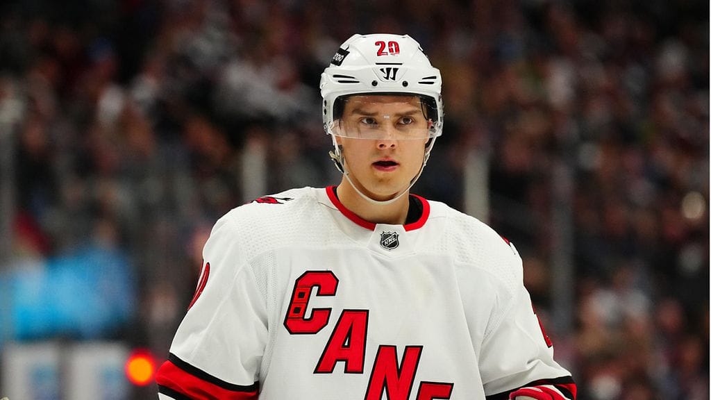 Carolina Hurricanesin Sebastian Aho innosti NHL-toimittaja Tripp Tracya vaateostoksille.