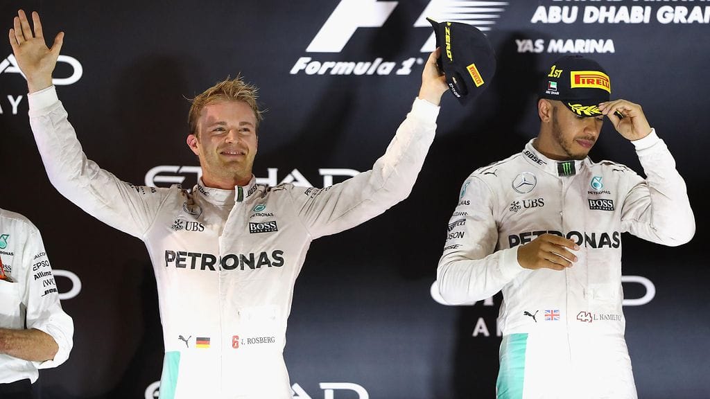 Nico Rosberg (vas.) juhli MM-titteliä Abu Dhabissa vuonna 2016, vaikka Lewis Hamilton (oik.) voitti kauden neljä viimeistä kilpailua.