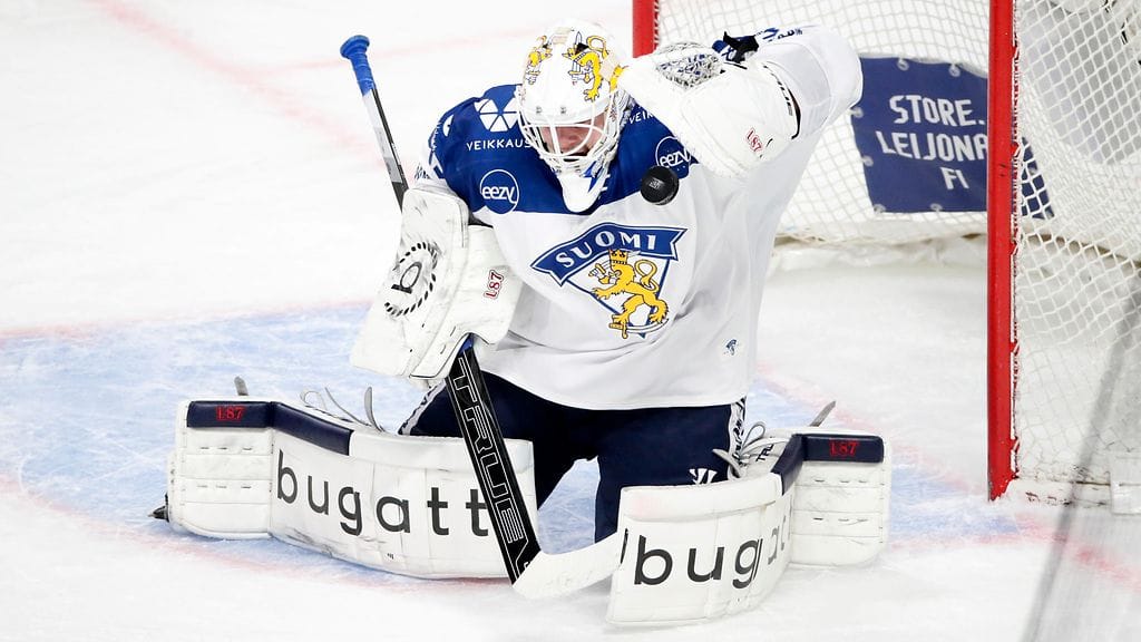 Leijonien maalivahti Jussi Olkinuora ohitettiin ensimmäisen kerran avauserässä. Arkistokuva.