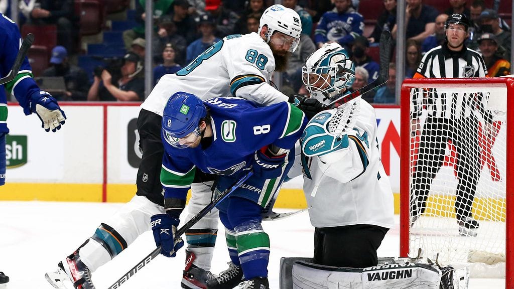 Kaapo Kähkönen (oik.) ja Brent Burns suojelemassa Sharks-maalia viime huhtikuussa.