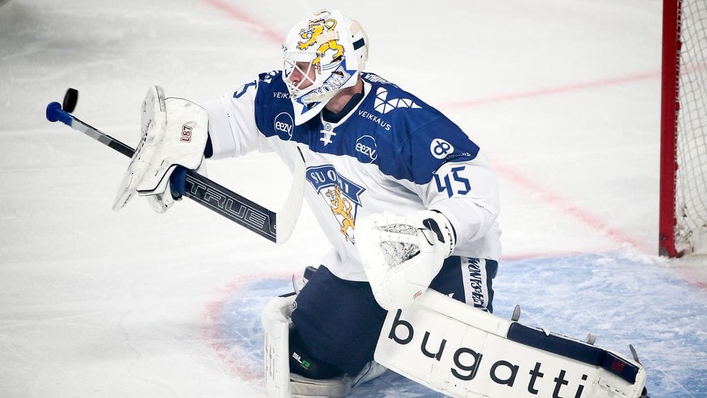 Jussi Olkinuora torjui tappion kärsineen Suomen maalilla. Arkistokuva.