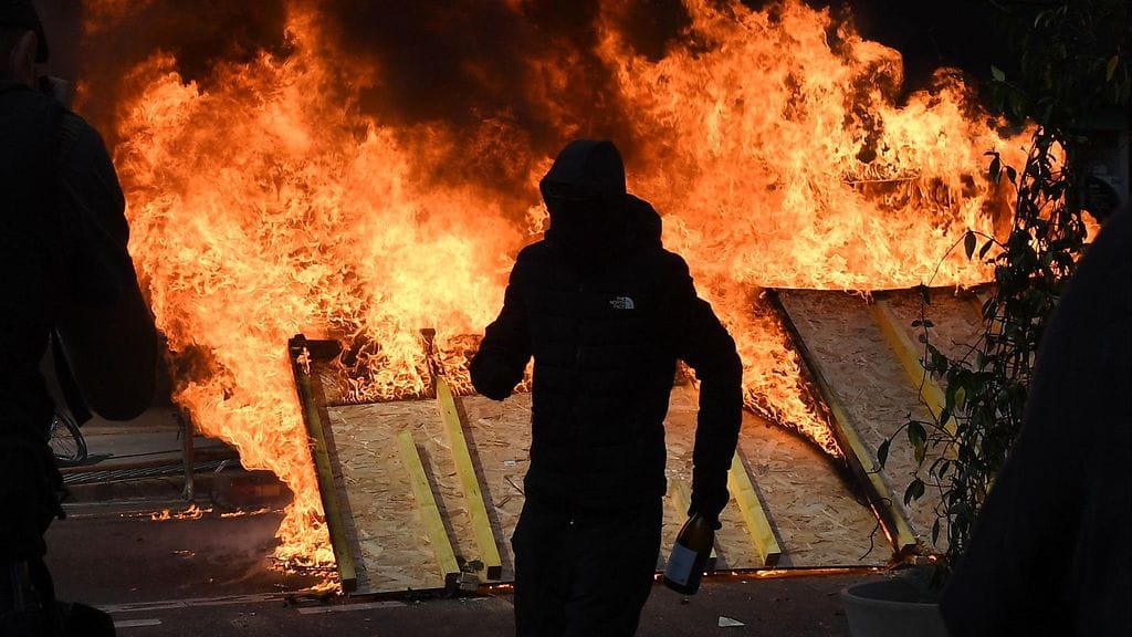 Pariisissa mielenosoituksiin osallistuneet mellakoijat paitsi rikkoivat ikkunoita, myös pahoinpitelivät tulipaloa sammuttamassa olleen palomiehen ja ottivat yhteen poliisin kanssa.