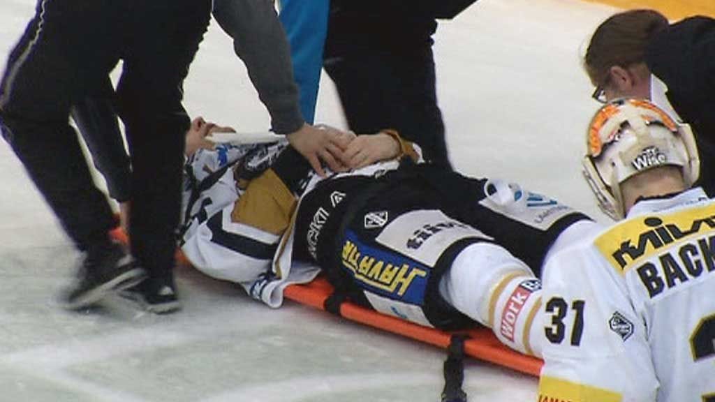 Ville Mäntymaata viedään paareilla.