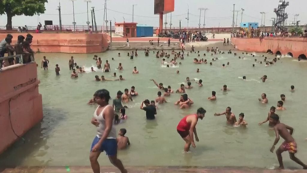 Helleaalto, Intia, uiminen