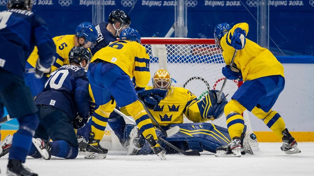 Kuva Suomen ja Ruotsin välisestä ottelusta Pekingin olympialaisissa helmikuussa.