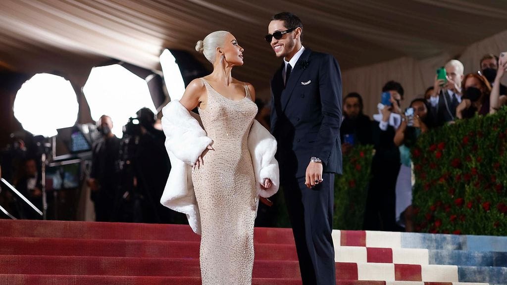 Kim Kardashian ja Pete Davidson kuvattuina MET-gaalassa tänä vuonna.
