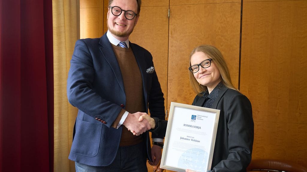 . Lehdistön- ja sananvapauden edistämistä ajavan International Press Institute (IPI) Suomen ryhmän sananvapauspalkinto luovutettiin toimittaja Johanna Vehkoolle 2. toukokuuta 2022 Helsingissä.