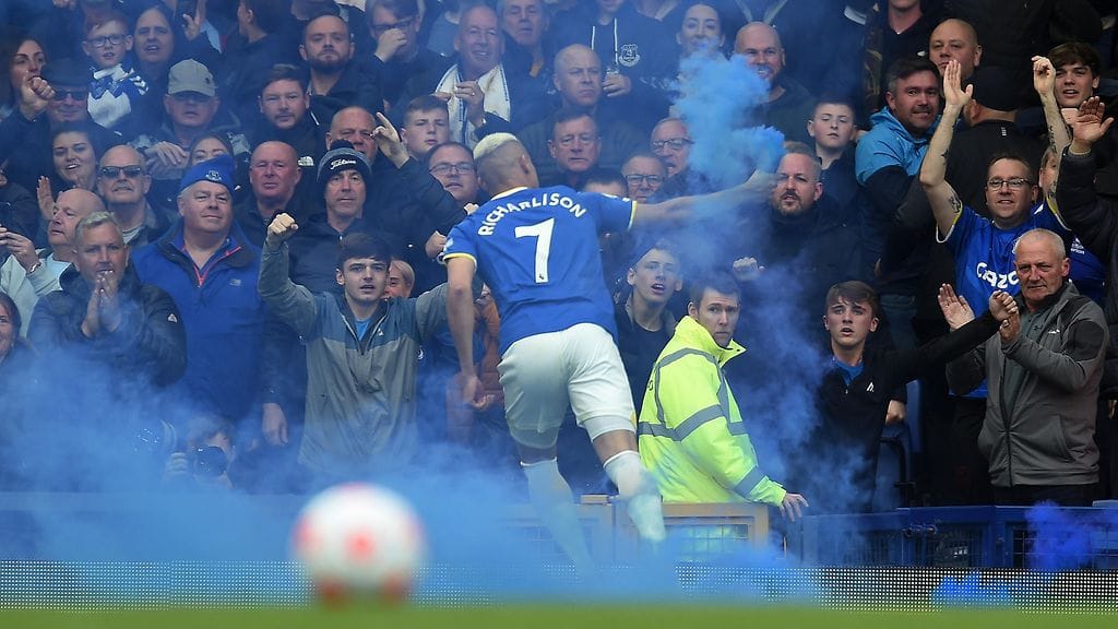 Richarlison tuuletti avausmaalinsa jälkeen kentälle lentänyt soihtu kädessään.