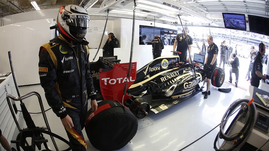 Kimi Räikkönen Lotuksen varikkopilttuussa
