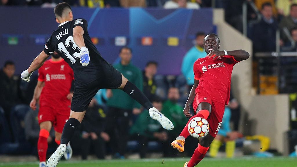 Villarreal-maalivahti Geronimo Rulli seikkaili ja Liverpoolin Sadio Mané rokotti.