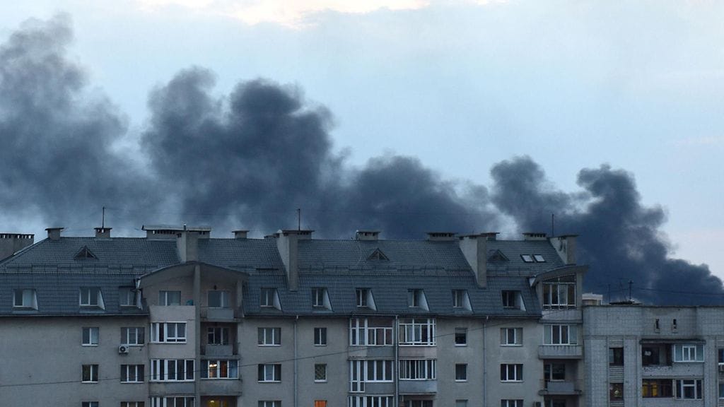 Lvivissä savua nousee ilmaiskun jälkeen toukokuun 3. päivä 2022.