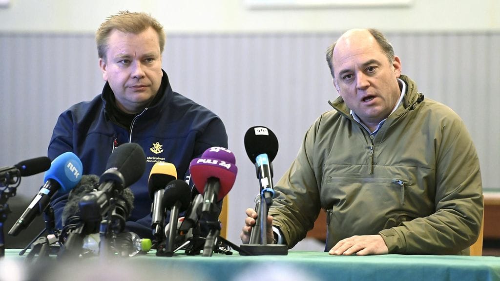 Britannian puolustusministeri Ben Wallace (oik) ja puolustusministeri Antti Kaikkonen tapasivat mediaa Arrow 22 -harjoituksen mediapäivässä.