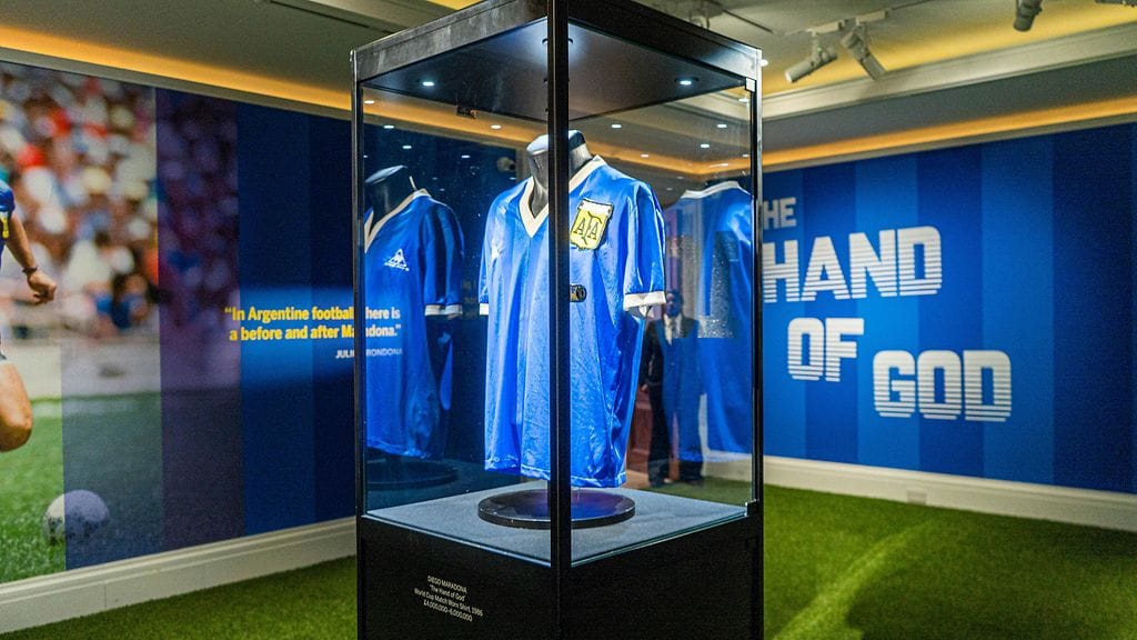 Diego Maradonan "Jumalan käsi" -pelipaita huutokaupattiin yli 7 miljoonalla punnalla.