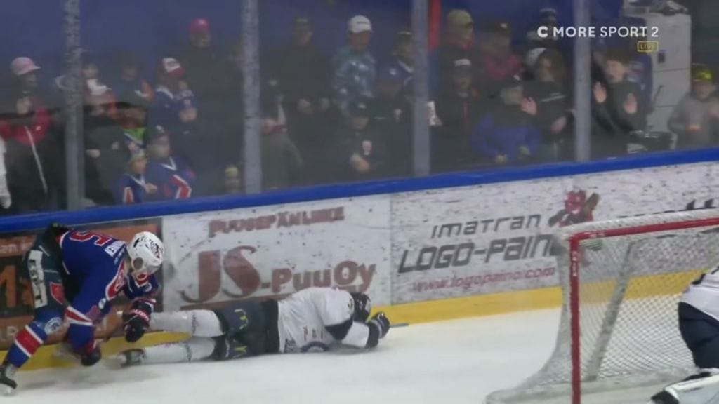 Miro Keskitalo poistui kovan taklauksen jälkeen kaukalosta.