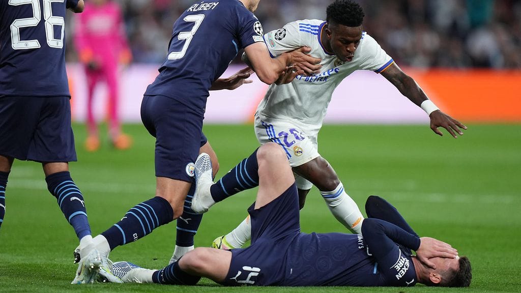 Aymeric Laporte kaatui nurmen pintaan kasvojaan teatraalisesti pidellen.