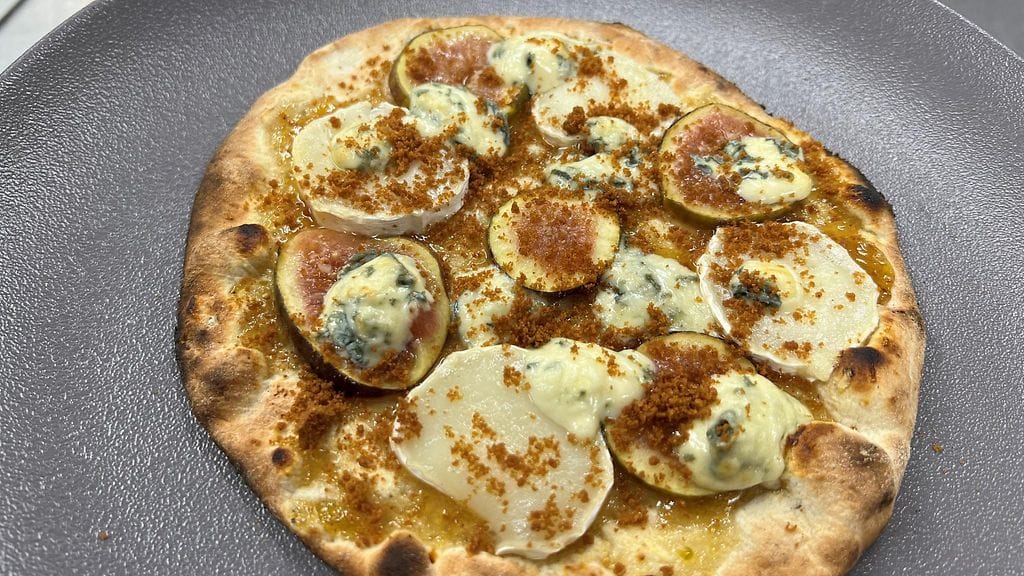 Tältä näyttää pullataikinapohjainen "juustolautanen".