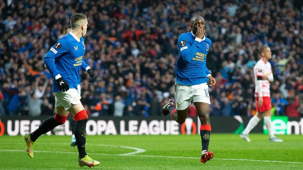 Glen Kamara (oik.) tuulettaa 2-0-osumaansa.