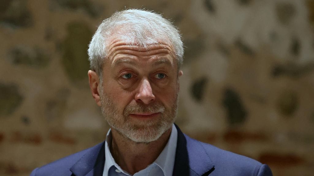 Pakoteluetteloihin joutunut Roman Abramovitsh on myymässä Chelsean.