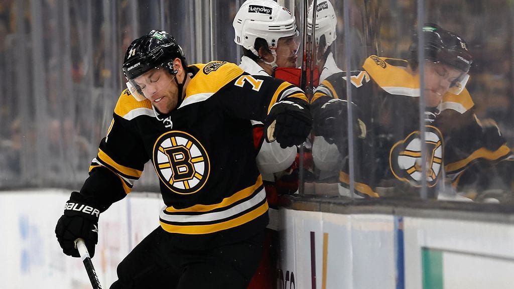Boston Bruinsin ja Carolina Hurricanesin välisessä ottelussa rytisi.