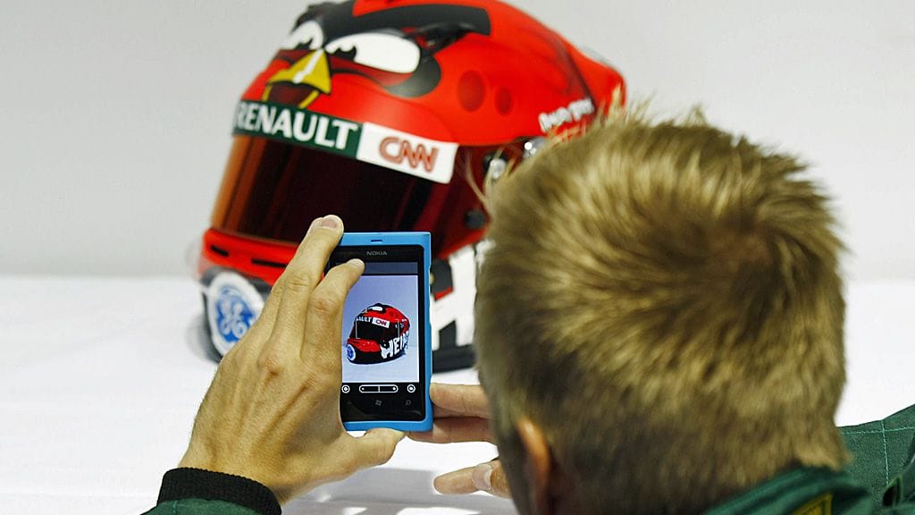 Heikki tutkimassa uutta kypäräänsä.