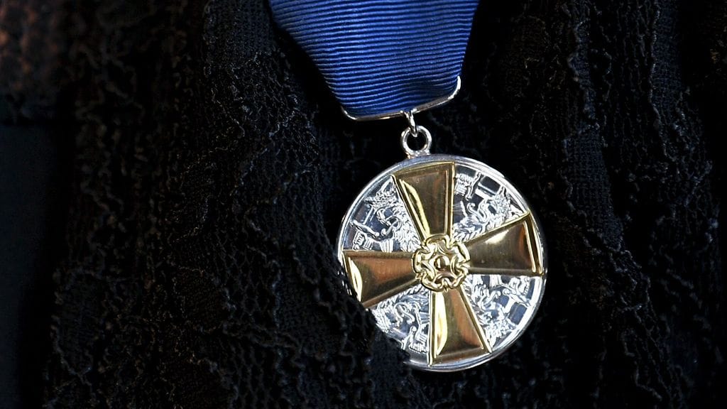 Presidentti Sauli Niinistö palkitsee valtakunnallisessa äitienpäiväjuhlassa 30 ansioitunutta äitiä Suomen Valkoisen Ruusun Ritarikunnan I luokan mitalin kultaristein.