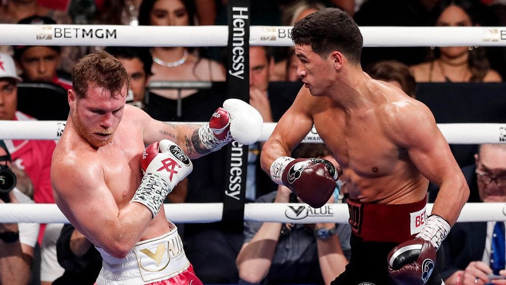 Saul "Canelo" Alvarez koki kovia Dmitri Bivolin (oik.) käsittelyssä.
