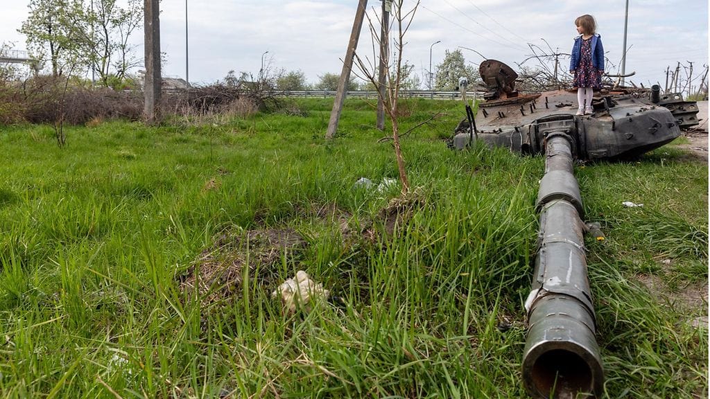 Tuhoutuneen tankin torni ja lapsi AOP