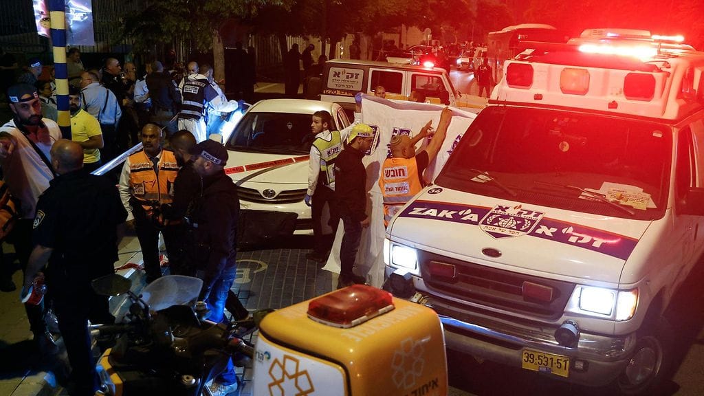 Kahden palestiinalaisen epäillään surmanneen kolme israelilaista kirveshyökkäyksessä Eladissa.