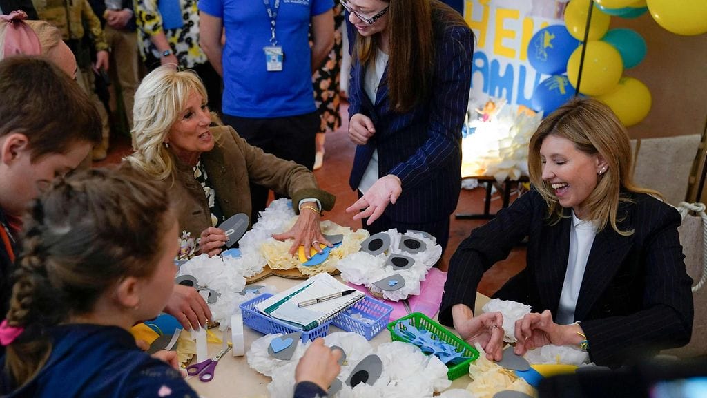 Jill Biden ja Olena Zelenska askartelemassa pöydän ääressä.