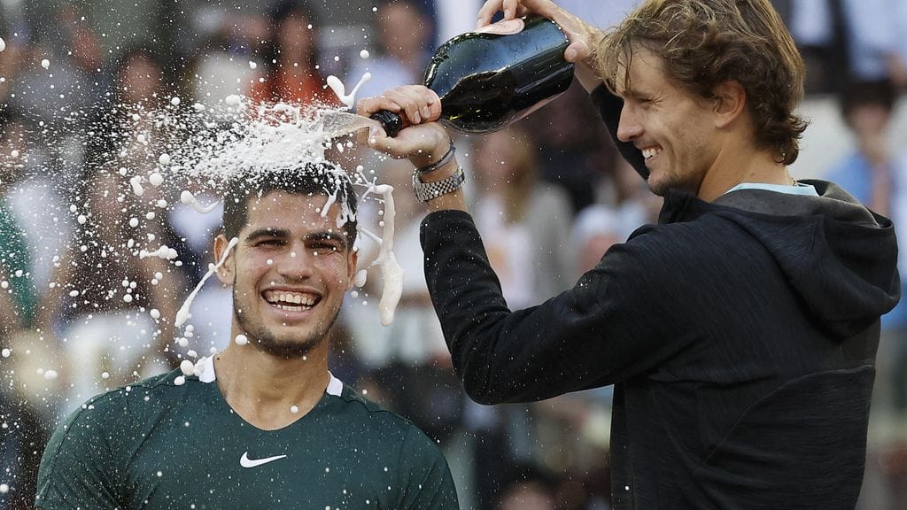Carlos Alcaraz juhli Madridin turnauksen voittoa kuohujuomakylvyllä.