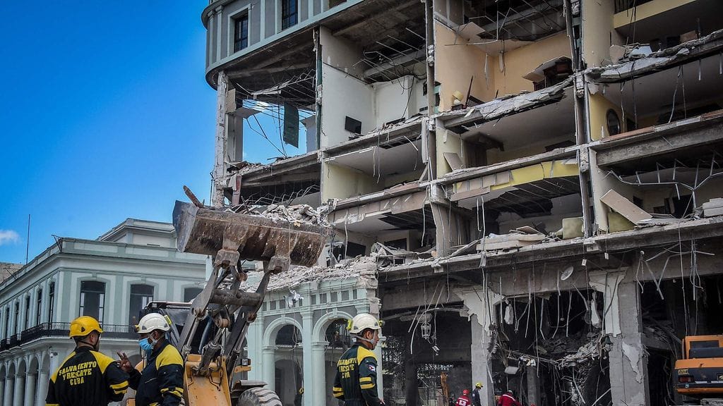 Monet uhreista olivatkin rakennustyöläisiä ja hotellin työntekijöitä, jotka olivat valmistelemassa jälleenavaamista.