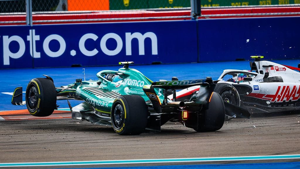 Sebastian Vettel ja Mick Schumacher törmäsivät kovaa toisiinsa Miamin F1-kisan pistetaistelussa.