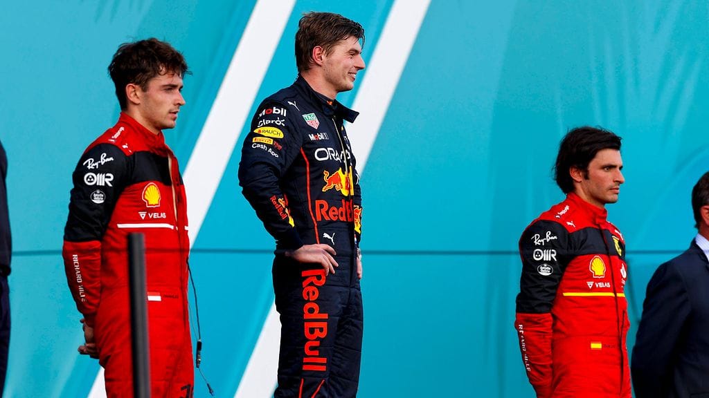 Max Verstappen oli jälleen paremmassa kisaiskussa kuin Ferrarin Charles Leclerc ja Carlos Sainz.