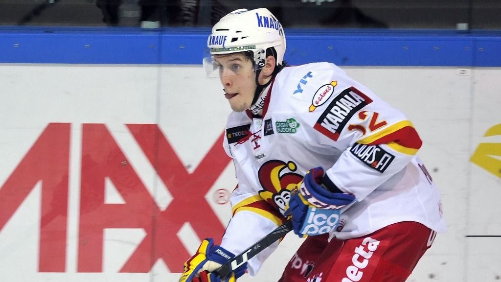 Jokereiden pelaaja Steve Moses vauhdissa jääkiekon SM-liigan ottelussa HIFK vs Jokerit Helsingissä 13. syyskuuta 2012. HIFK voitti kauden avausottelun 7-3.