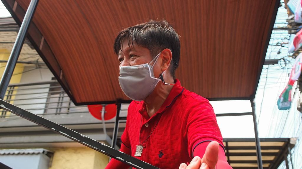 Ferdinand Marcos Jr. antamassa ylävitoset kannattajalleen.