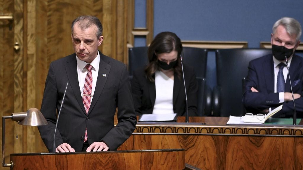 Keskustan Juha Pylväs puhui eduskunnan täysistunnossa Helsingissä 20. huhtikuuta 2022, taustalla pääministeri Sanna Marin ja ulkoministeri Pekka Haavisto.