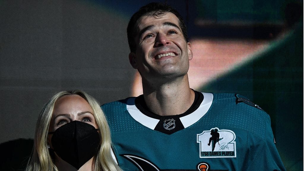 Patrick Marleau ohitti Gordie Howen eniten runkosarjaotteluita NHL:ssa pelanneena pelaajana huhtikuussa 2021. Kuvassa Marleau vaimonsa Christinan kanssa.