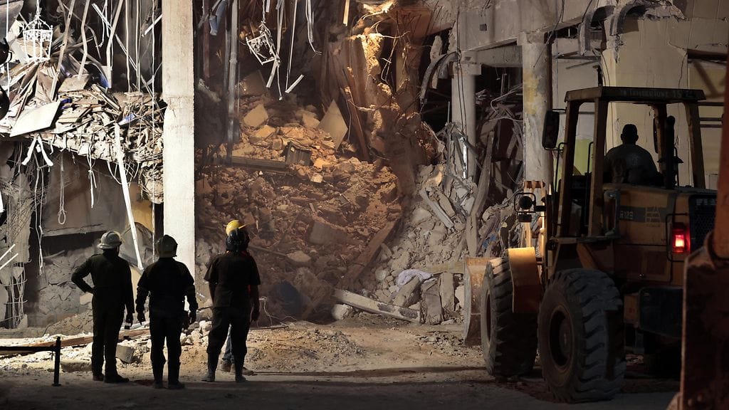 Pelastustyöntekijät jatkavat uhrien ja mahdollisten eloonjääneiden etsintää räjähdyspaikalla Hotel Saratogassa, Havannassa, Kuubassa, 10.5.2022.