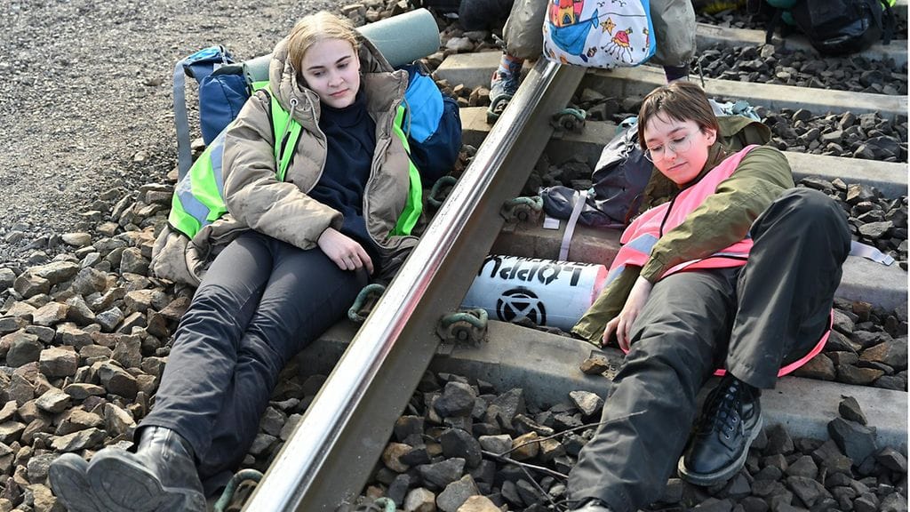 Ympäristöliike Elokapinan mielenosoitus Nesteen öljyjalostamolle vievillä junaraiteilla Porvoon Kilpilahdessa.