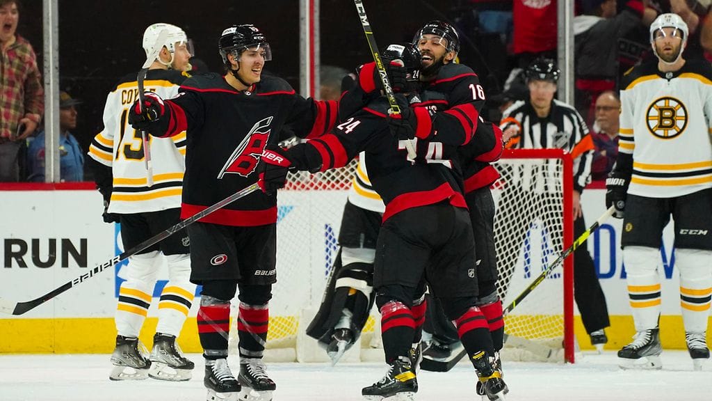 Teuvo Teräväinen (vas.) syötti Carolinan maaleista kolme, kun joukkue kukisti Bostonin 5-1.